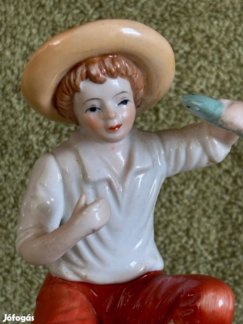 Porcelánfigura, kisfiú hallal, dísztárgy