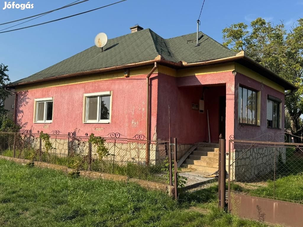 Poroszlói 217 nm-es ház eladó