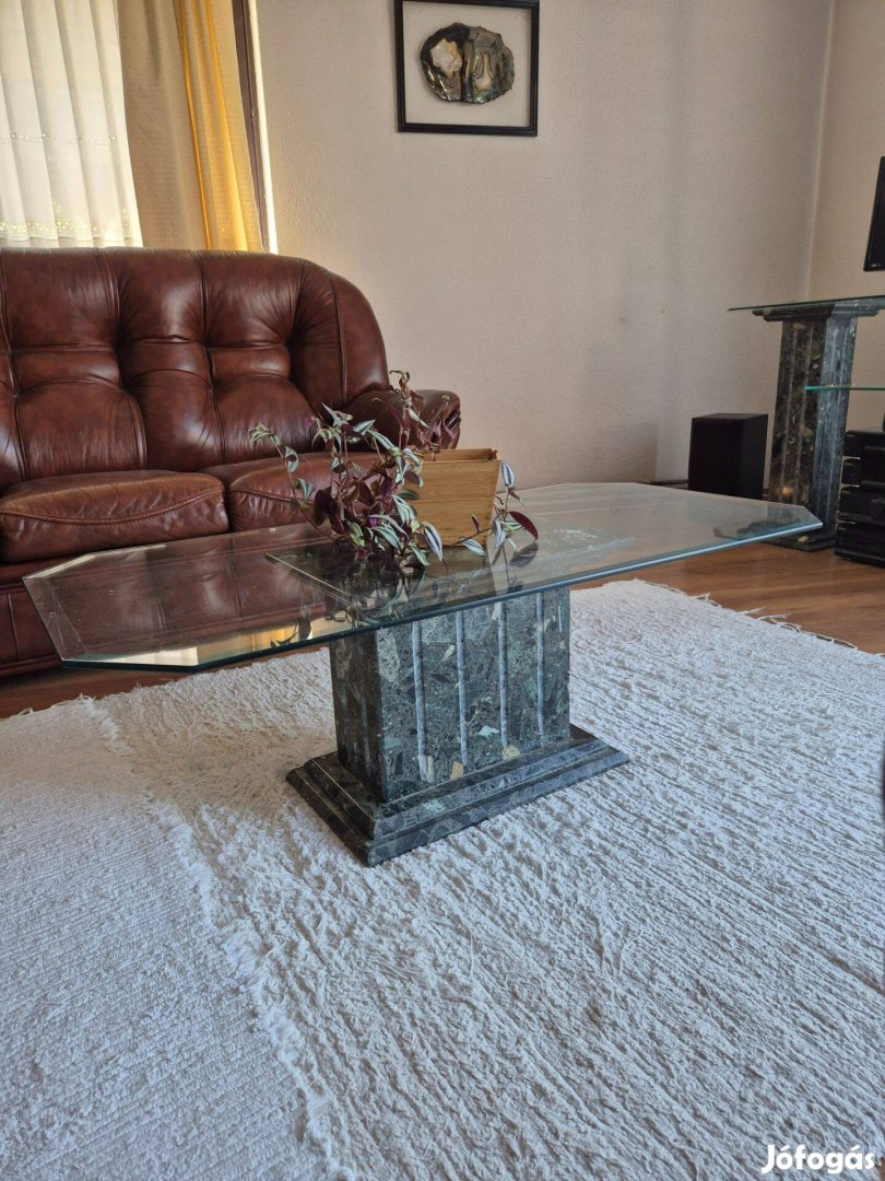 Portugál márvány és üveg dohányzóasztal