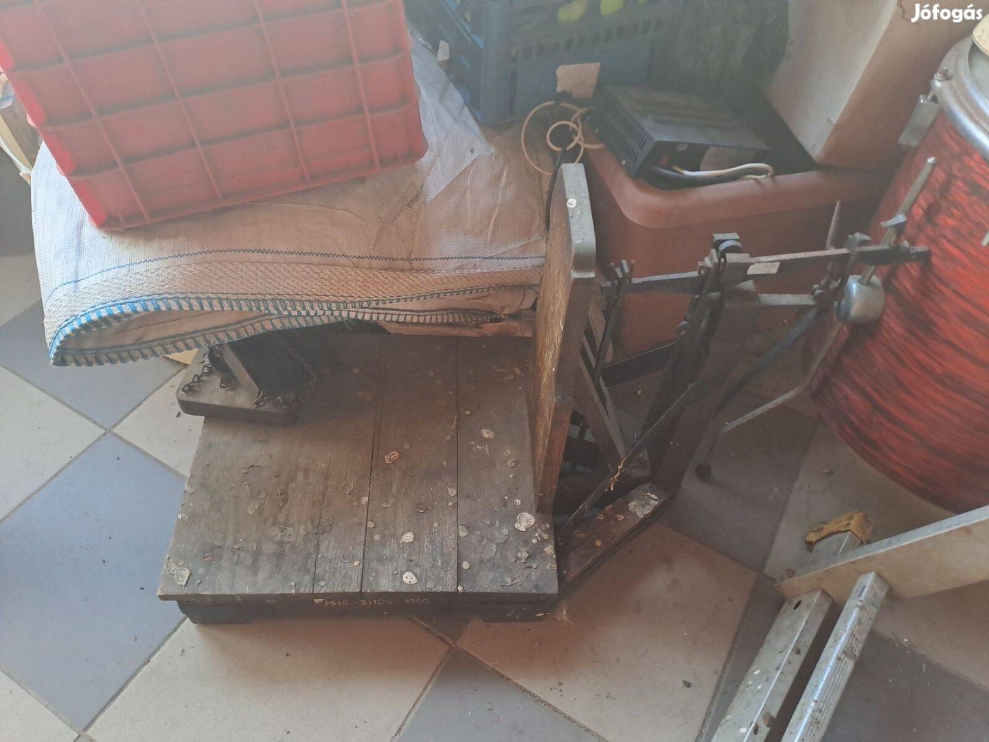 Postai mérleg rézsúlyokkal