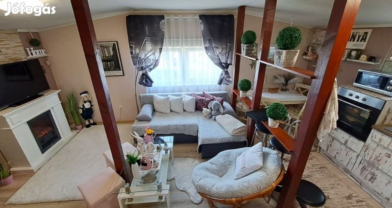 Postavölgyben örökpanorámás újszerű ház