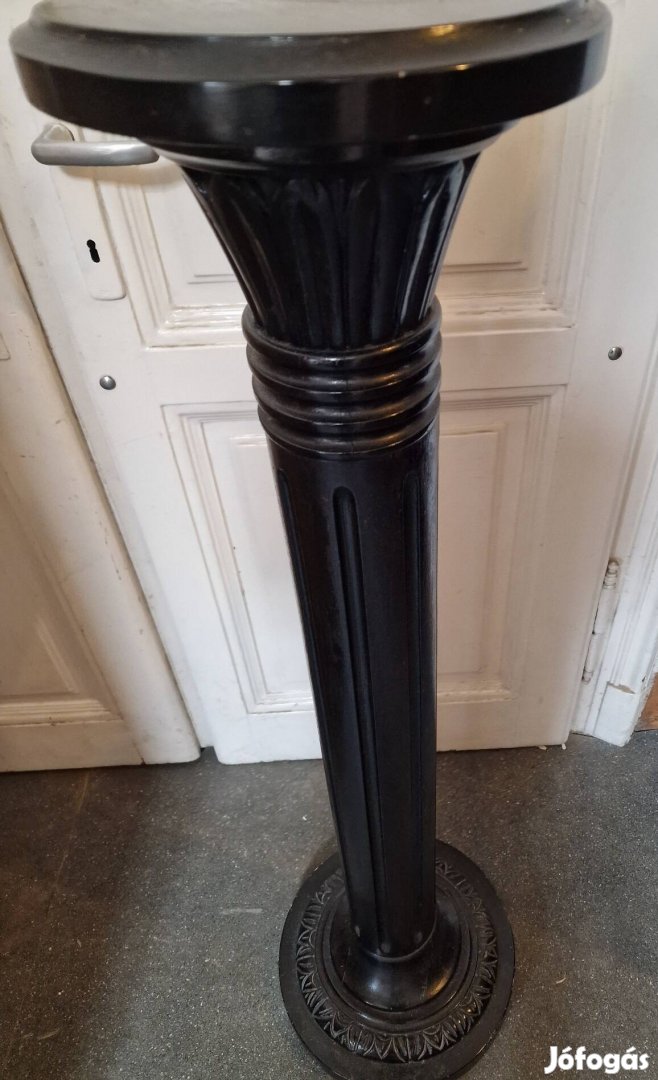 Posztamens szobor tartó vagy porcelán esetleg virág tartó.