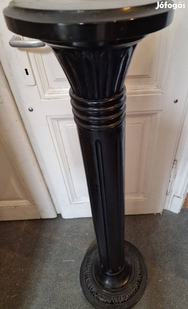 Posztamens szobor tartó vagy porcelán esetleg virág tartó.