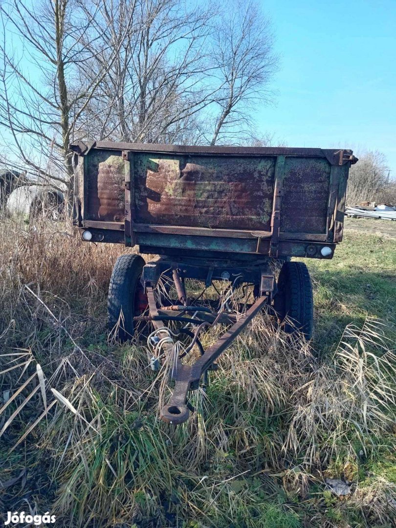 Pótkocsi 5 tonnás billencs traktorhoz