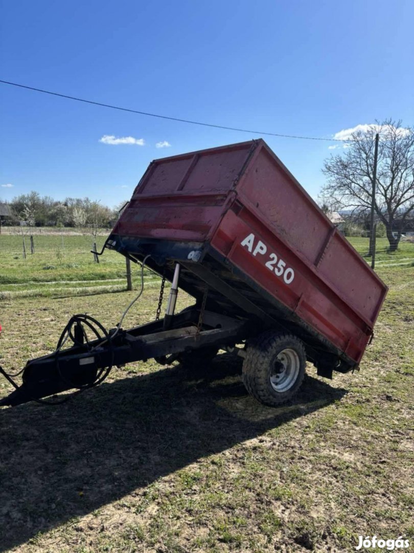 Pótkocsi AP250 traktorhoz