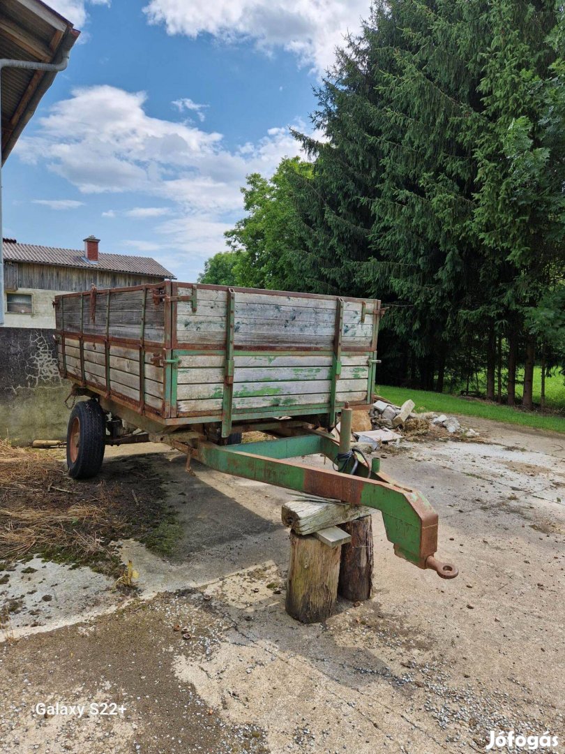 Pótkocsi, traktorhoz, billenő platós, osztrák gyártmányú