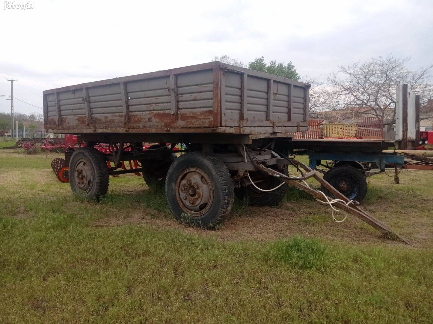 Pótkocsi billenő platós 6 tonnás traktor