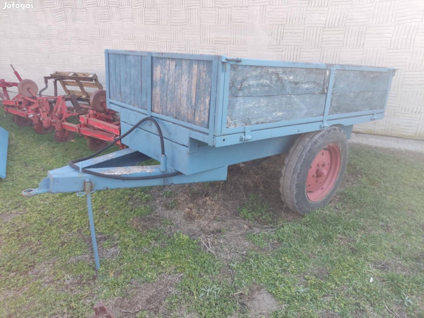Pótkocsi billenő platós (hátra billent)