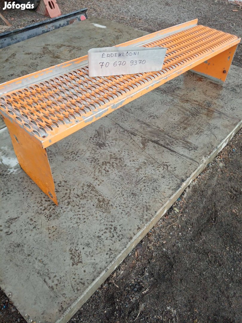 Pótkocsi fellépő-,ponyvázórács