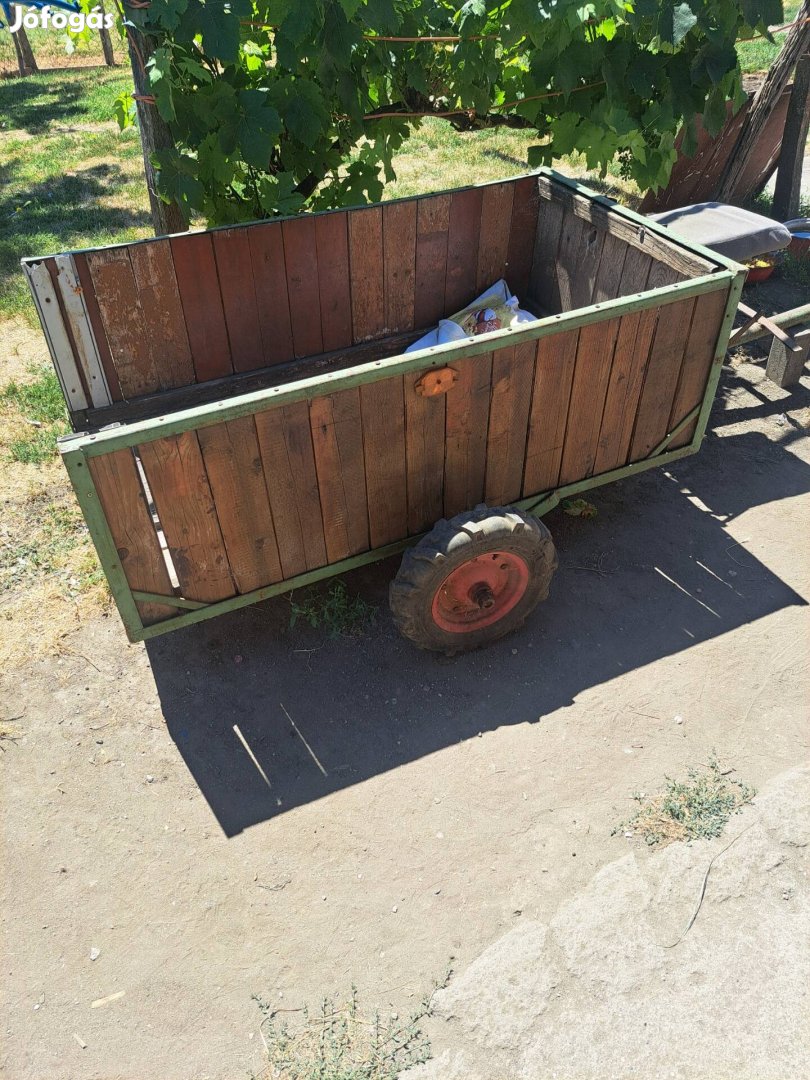 Pótkocsi rotációs kapához