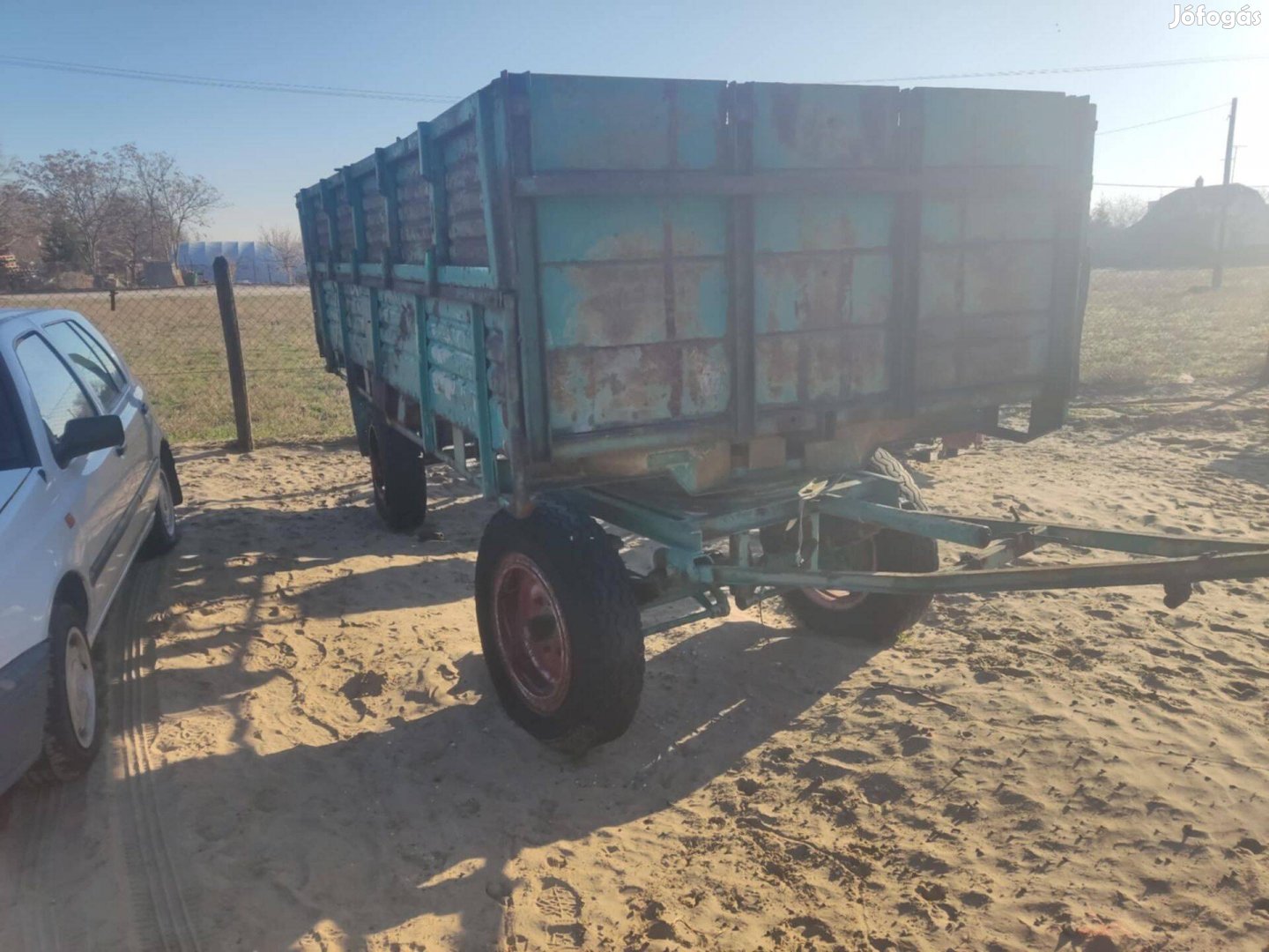 Pótkocsi traktor után, takarmány kiosztó