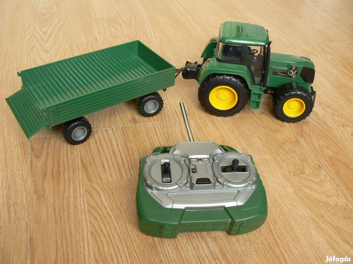 Pótkocsis távirányítós traktor