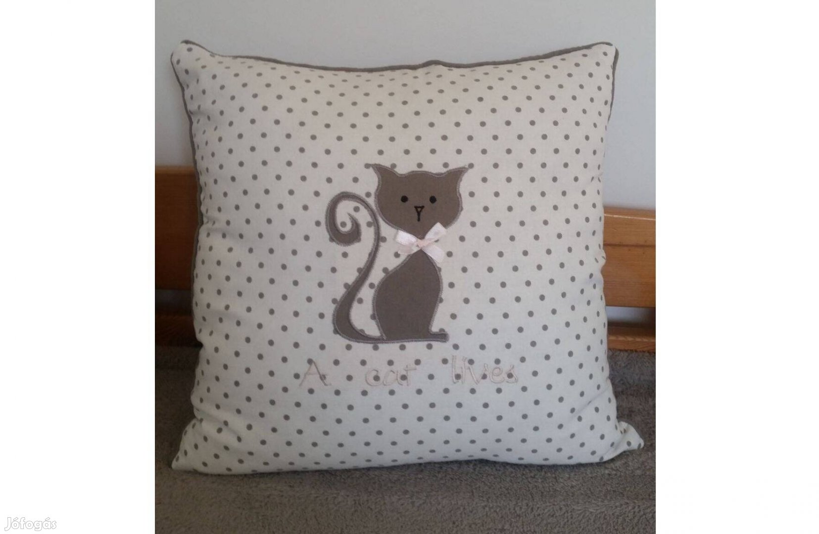Pöttyös Cicás díszpárna huzat, szürke