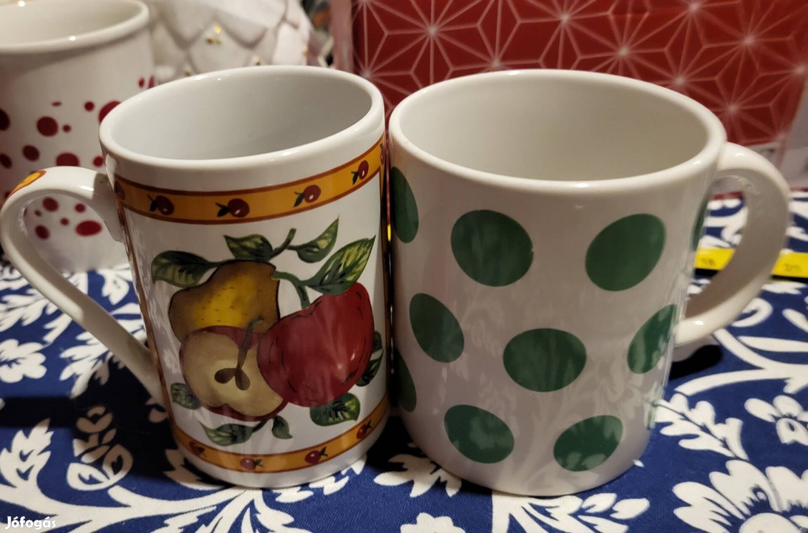 Pöttyös és gyümölcsös porcelán teás bögre. 