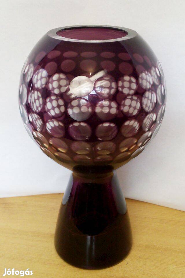 Pöttyözött motívumos rubinvörös váza. Marita Voigt Németország, 1970-e