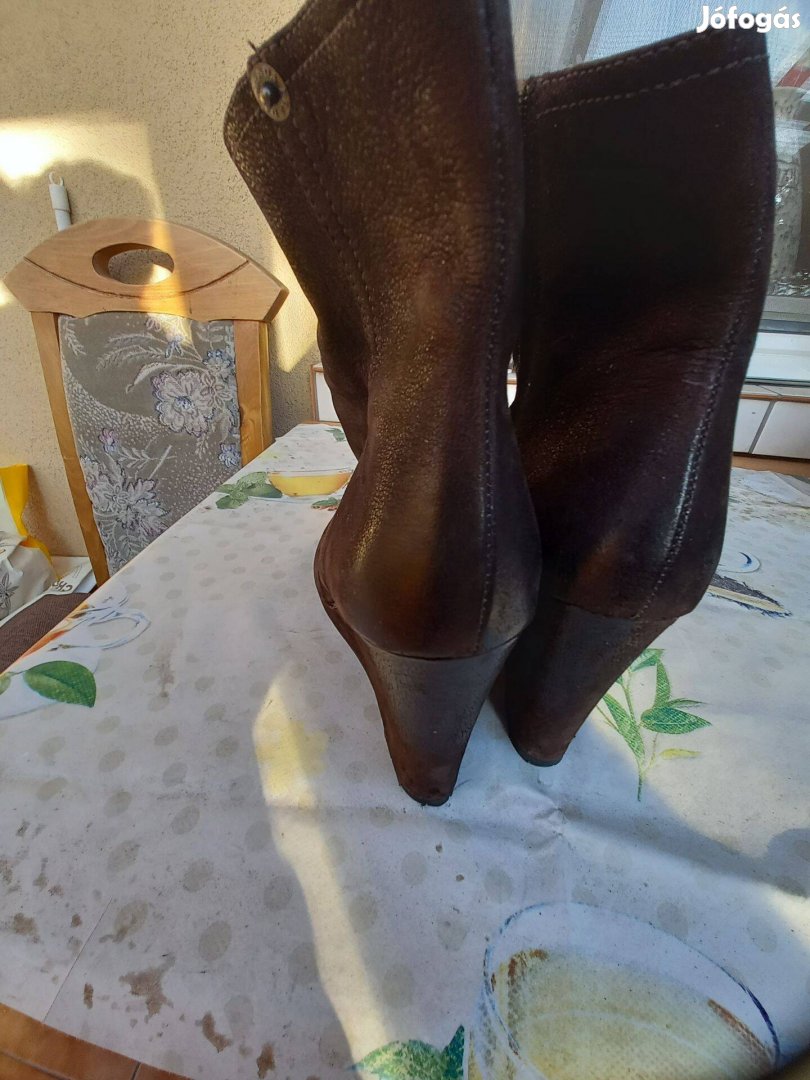 Práda márkájú női velúr csizma eladó