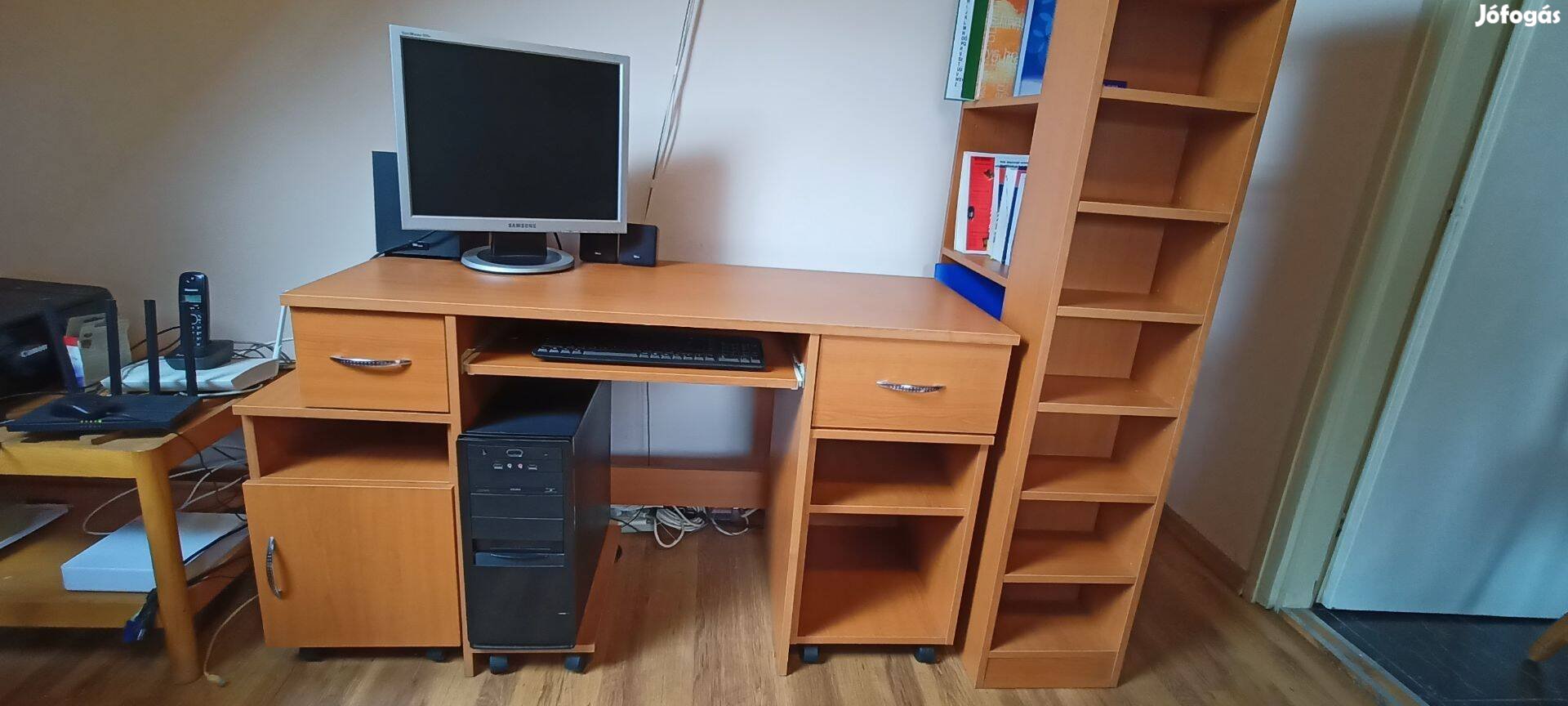 Praktikus Axelo íróasztal és hozzátartozó könyves polc