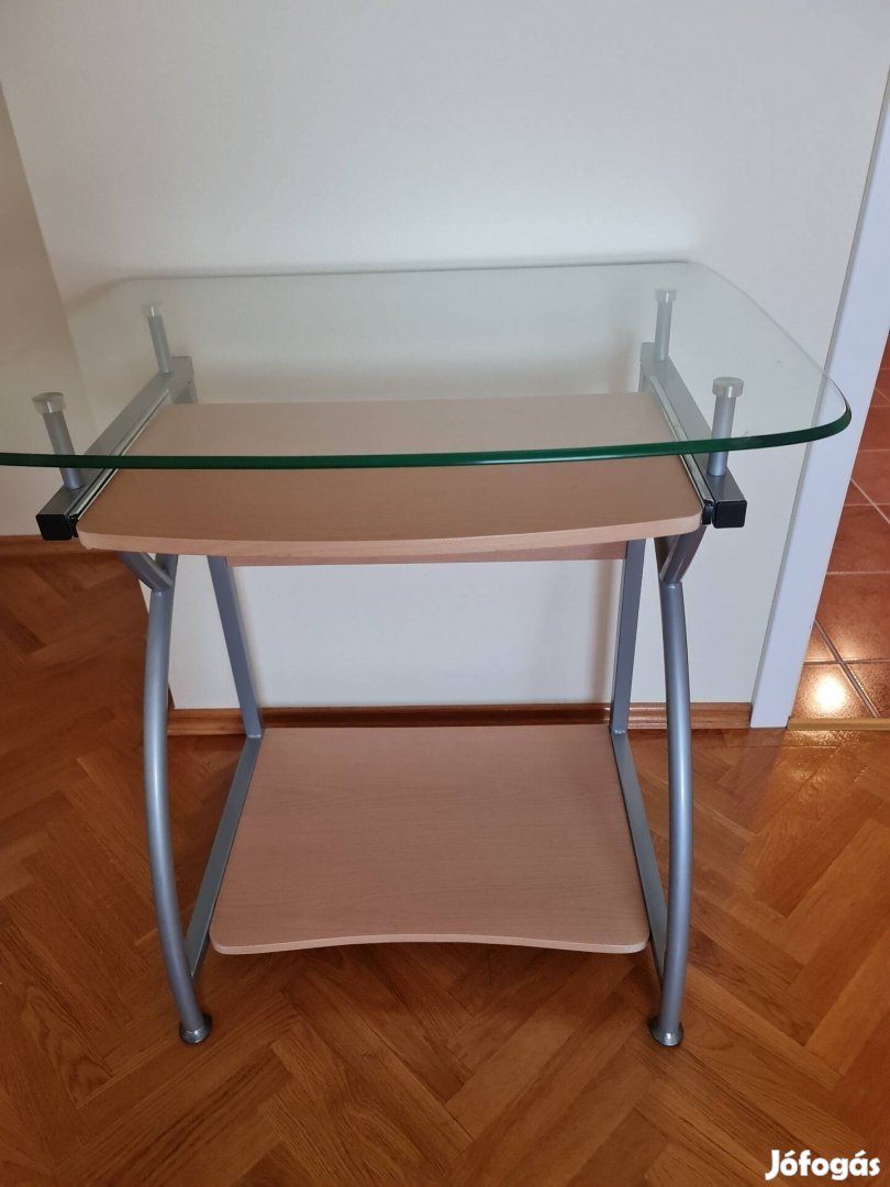 Praktikus, szép állapotú számítógépasztal