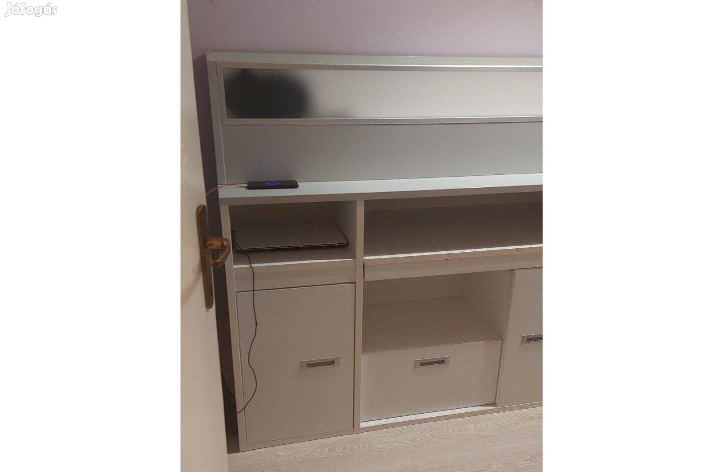 Praktikus ágy,szekrény,fiók,íróasztal egyben Bp.mellől Vácon
