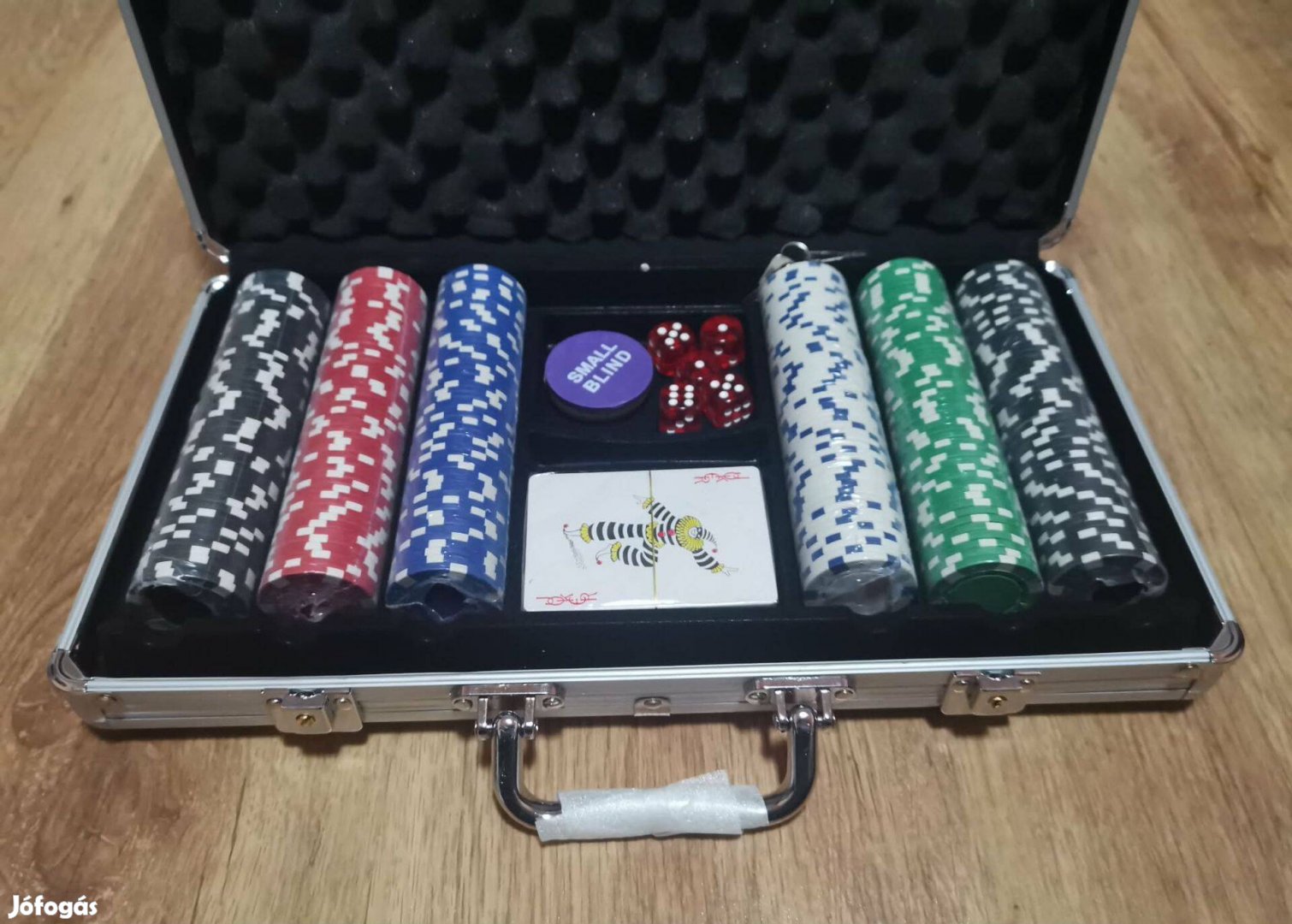 Prémium minőségű poker készlet 300 zsetonnal zárható