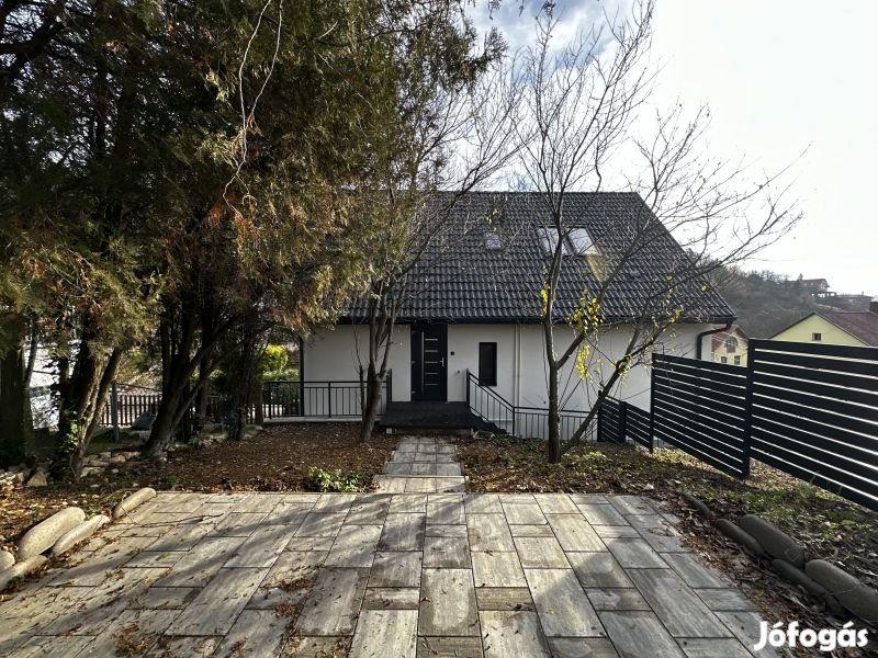 Prémium tetőtéri lakás kertkapcsolattal a Mecsek-oldalon