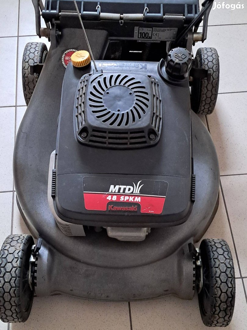 Profi Kawasaki önjáró fűnyíró, fűgyűjtős, eladó kitűnő állapotba