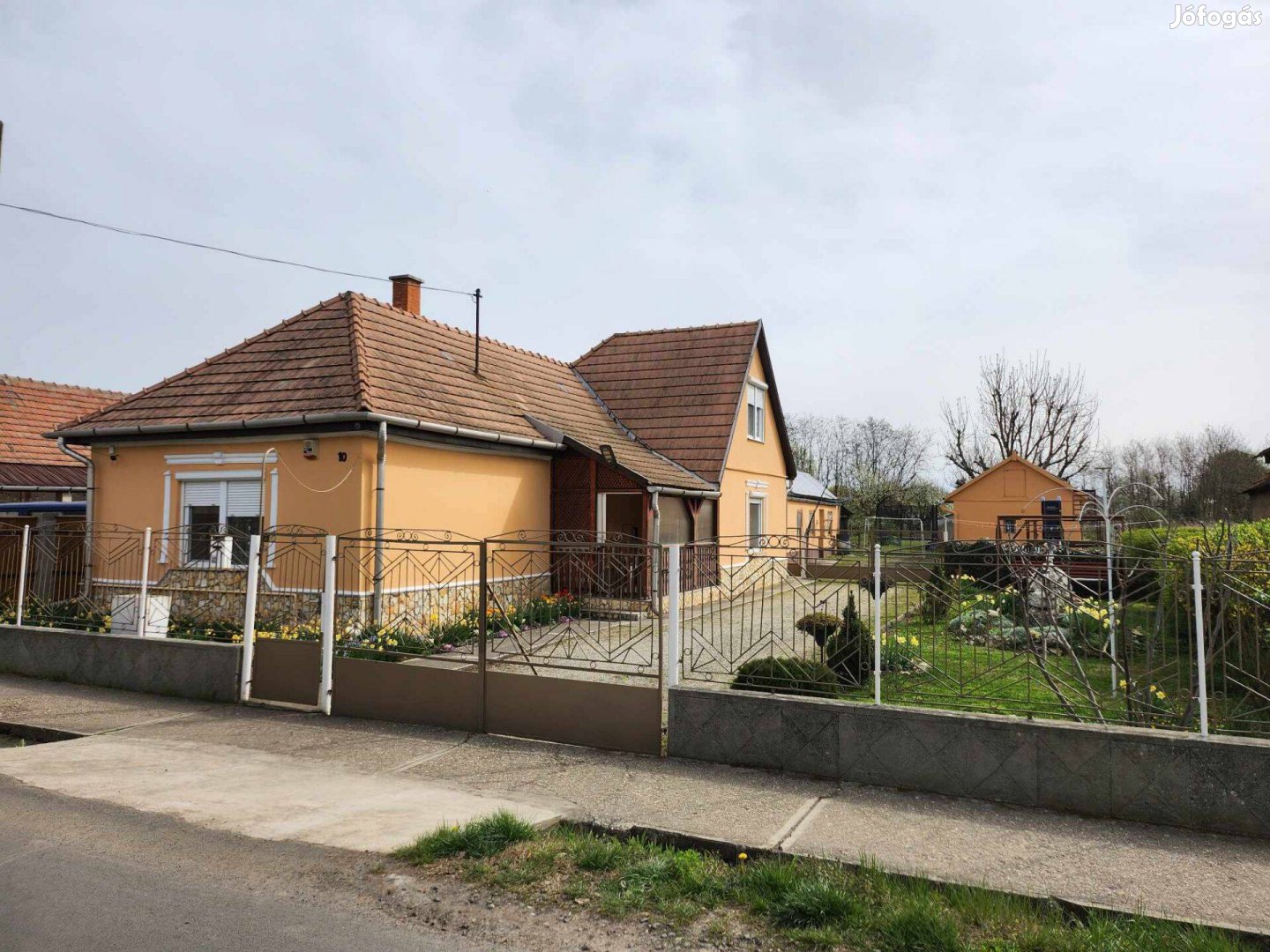 Prügy családi ház napelemmel eladó