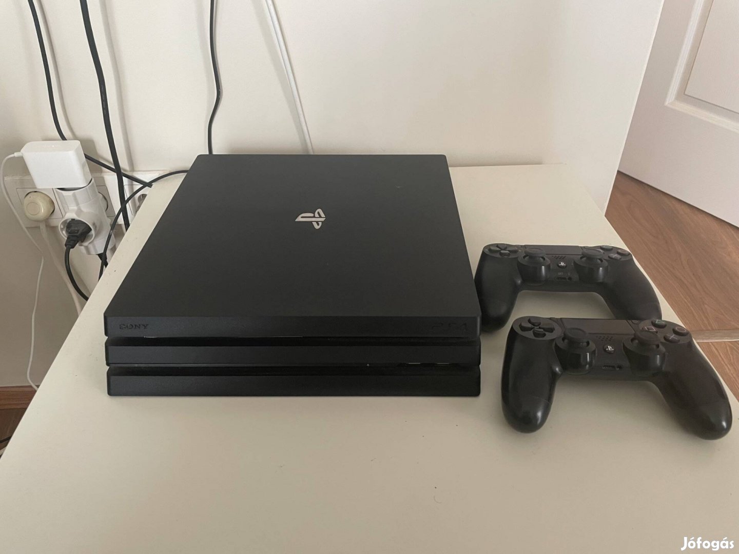 Ps4 Pro 1 TB + 2 kontroller + Minden tartozék + Fali modul