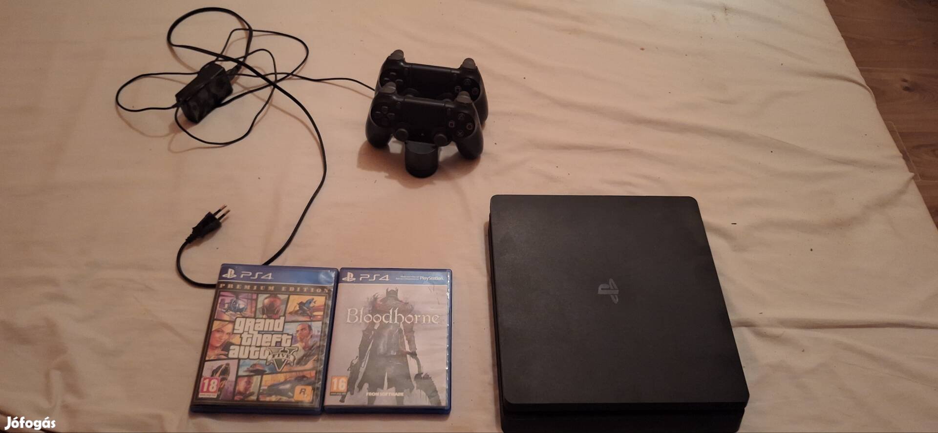 Ps4 slim 2 játékkal 2 controllerel