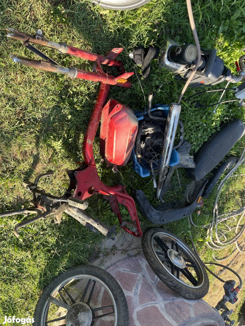 Puch X50 motor moped alkatrész ülés váz tank 