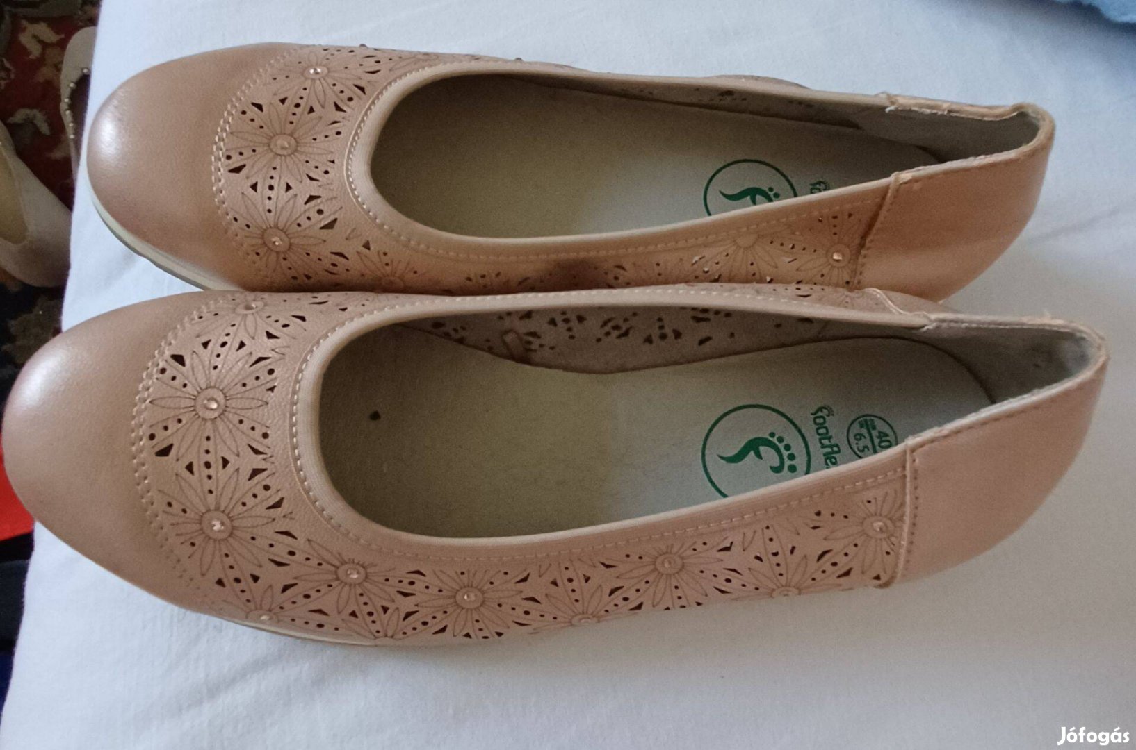 Púder színű női műbőr cipő 40