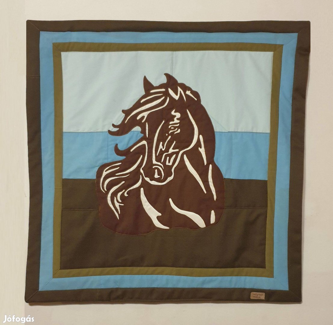Puha textilkép, falvédő, applikált lóval. Mosható. 86x87 cm, új