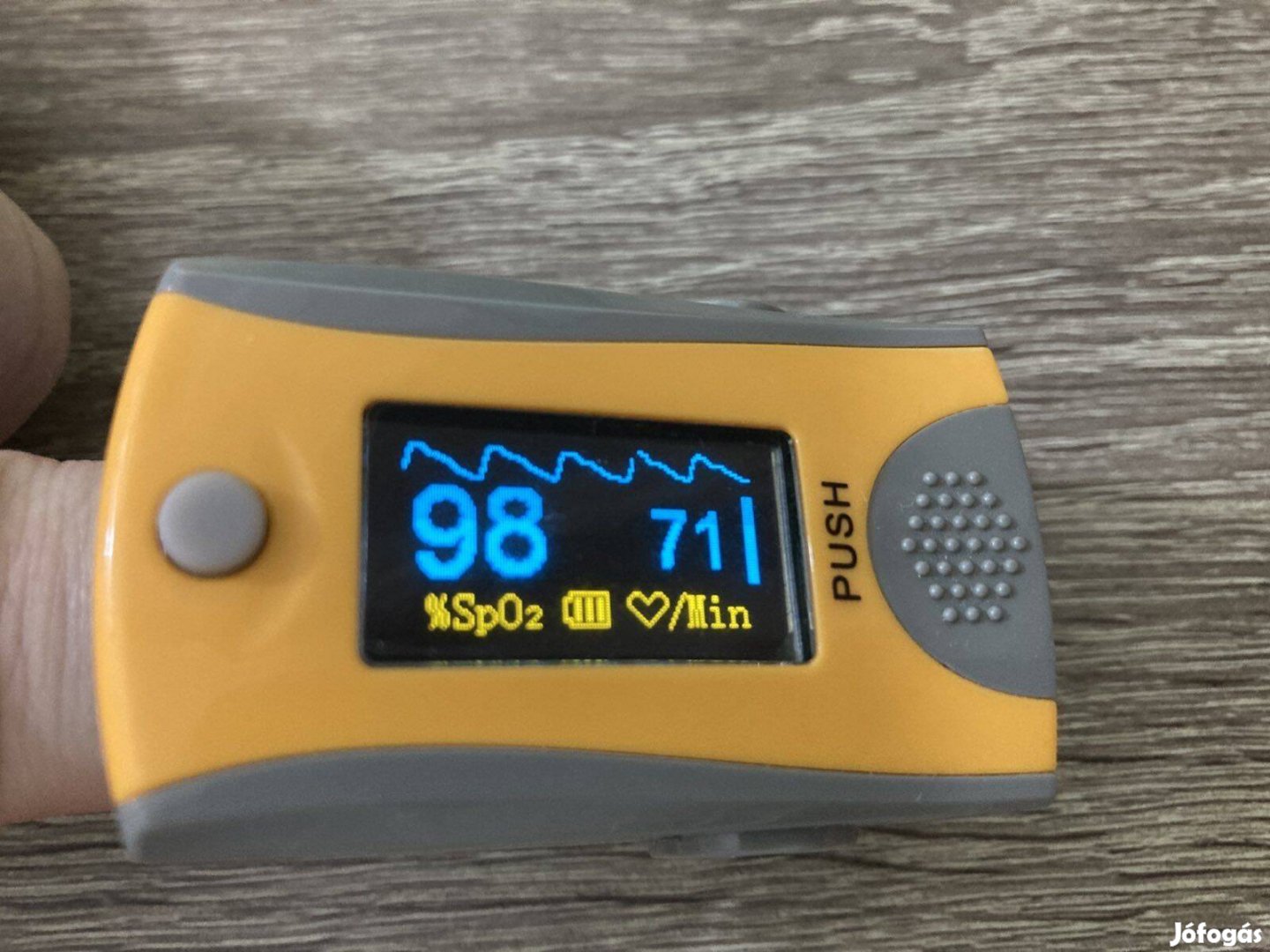 Pulzoximéter ujjra csíptethető vér-oxigén mérő