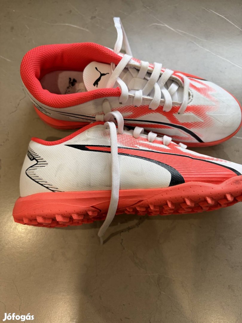Puma ultra gyerek műfüves foci cipő.