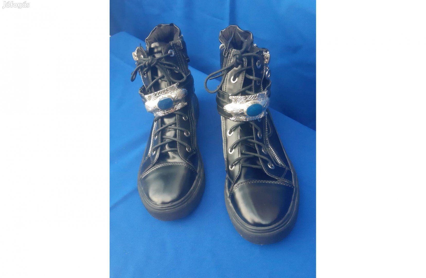 Punk, gótikus, metál fekete ékköves, cipzáras női bakancs,