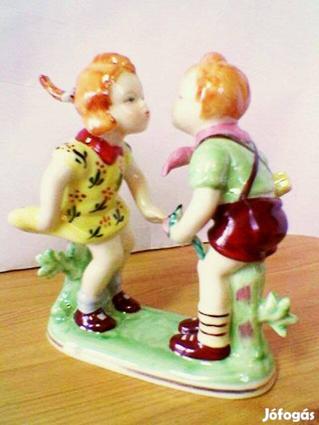 Puszilkodó gyermekpár. Erphila Germany, szignált porcelán műtárgy