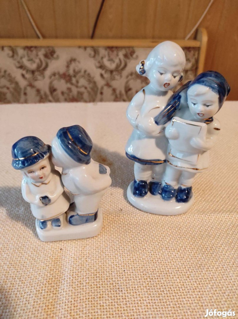 Puszit adó, és éneklő porcelán figurák