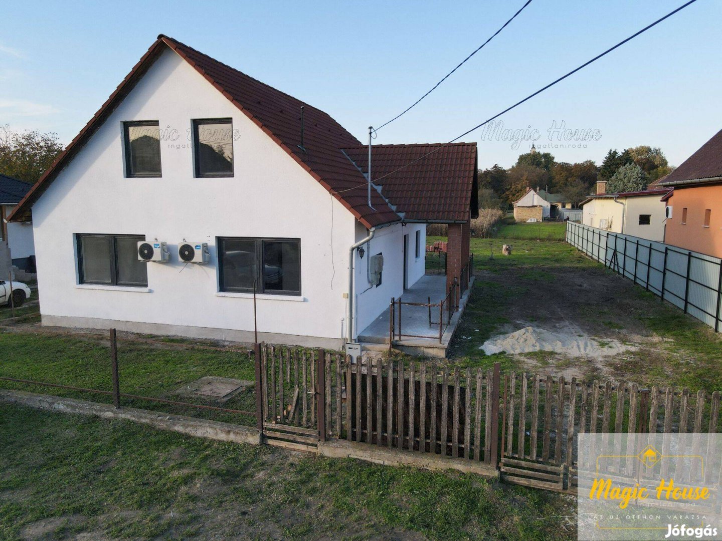 Pusztaszabolcson 987 m2-es telken 123 m2-es, 3 szoba + nappalis ház