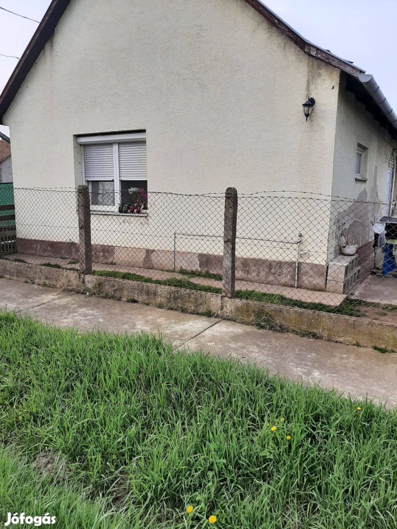 Pusztaszabolcson felújítandó családi ház eladó