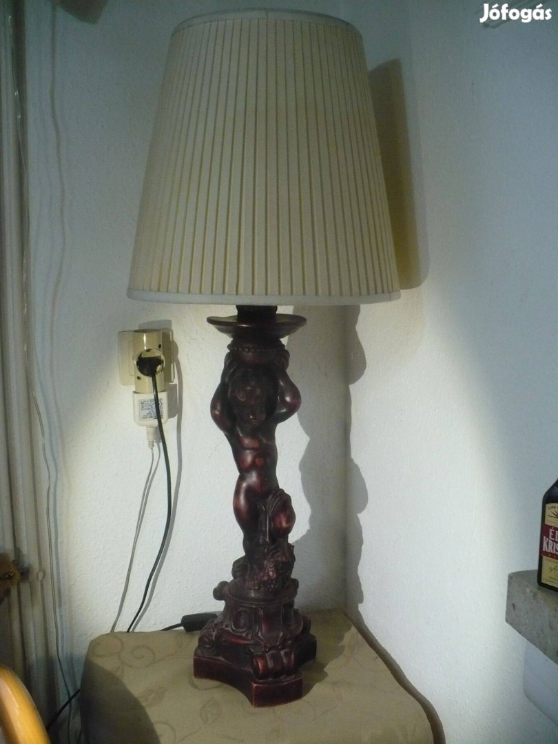 Puttós asztali lámpa mutatós kivitelben