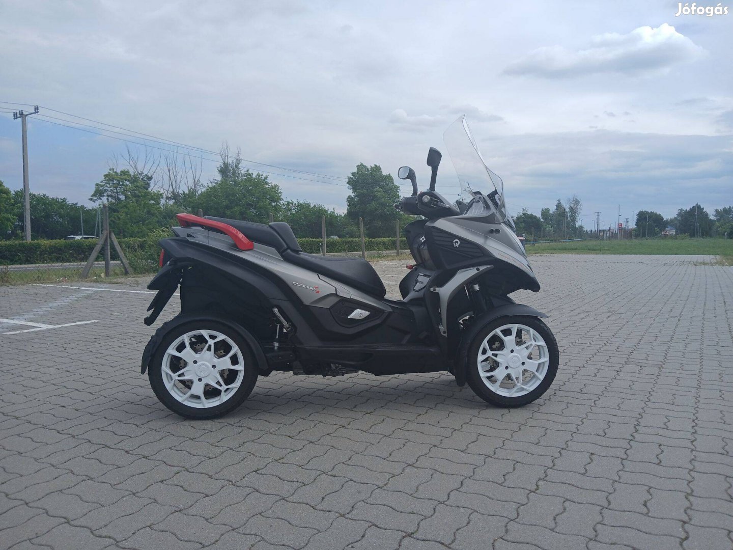 Quadro 4 nagytestű robogó