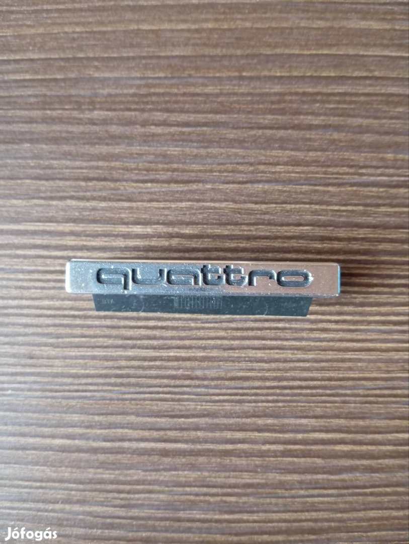 Quattro felirat Audi