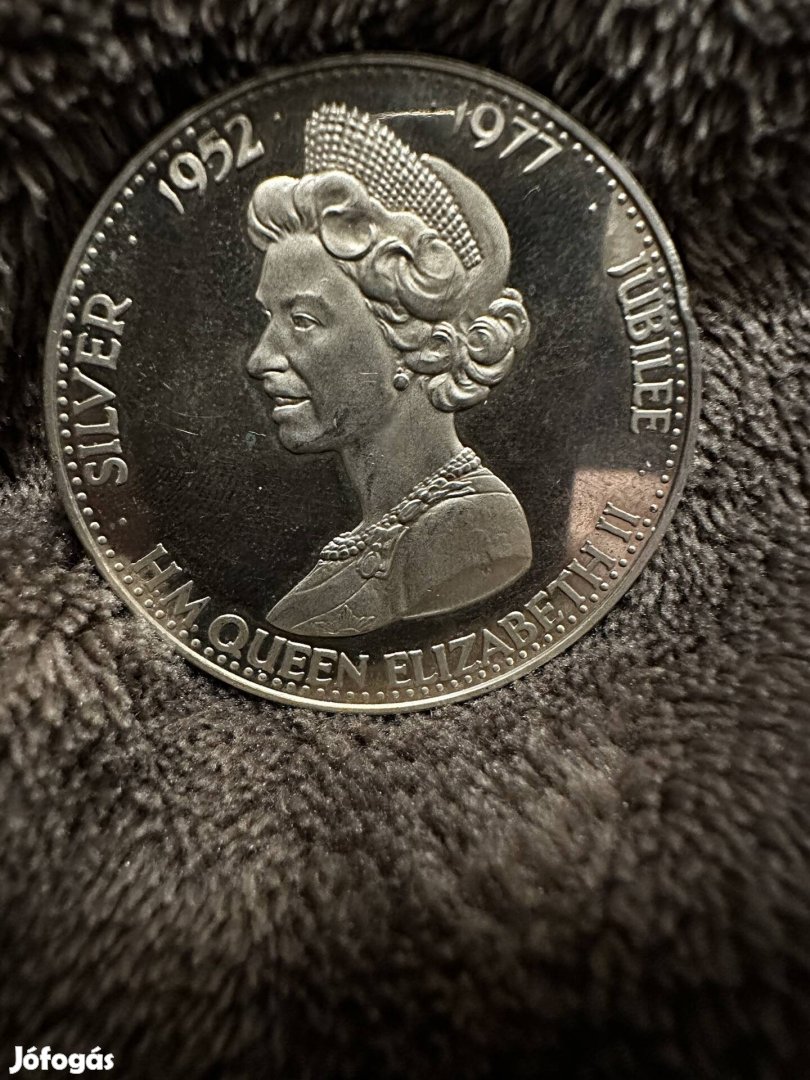 Queen Elizabeth II Silver Jubilee érme -pp