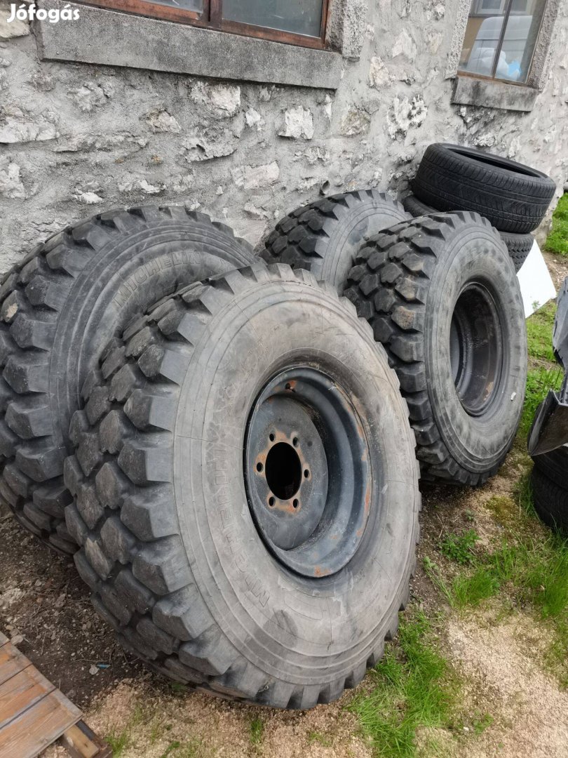 R0302 69 4db Mercedes Unimog Eltolt felnin Michelin xzl 395 85 r20