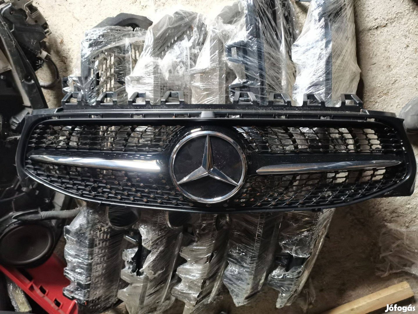 R0302 A1188880000 Mercedes W118 CLA Új Rács Hűtőrács Fekete-Króm betét