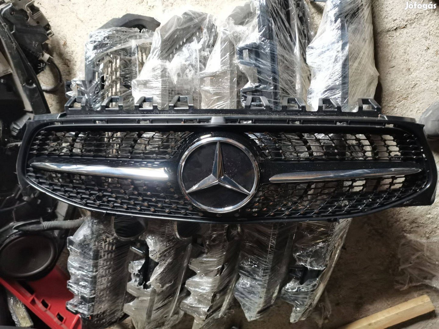 R0302 A1188880000 Mercedes W118 CLA Új Rács Hűtőrács Fekete-Króm betét