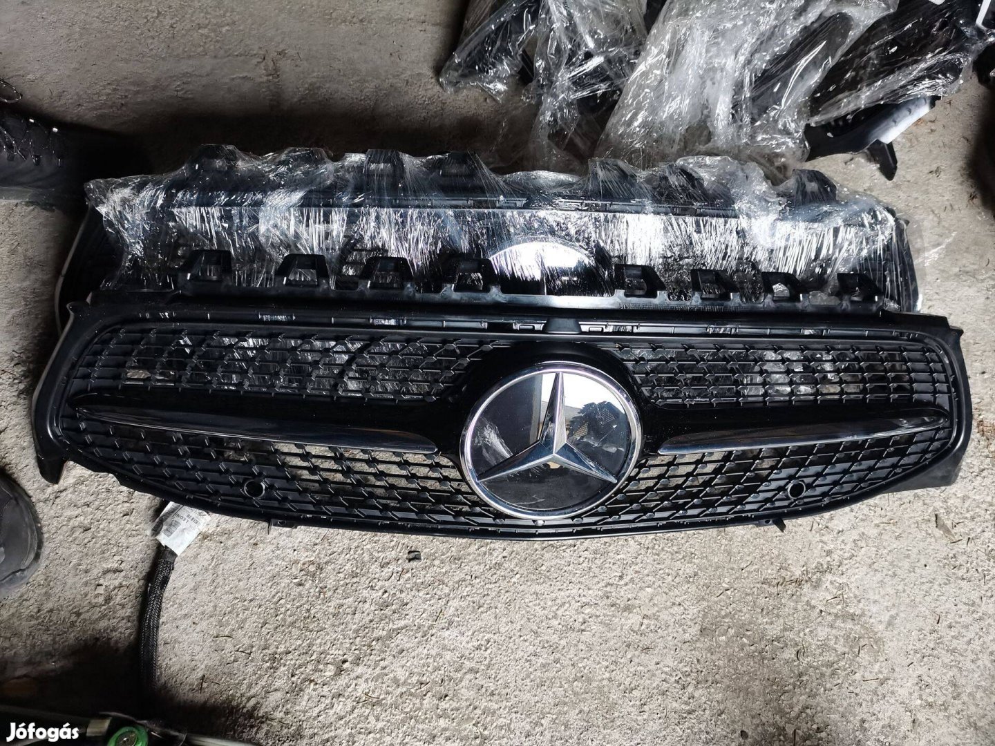 R0302 A1188880000 Mercedes W118 CLA Új Rács Hűtőrács Fekete-Króm betét