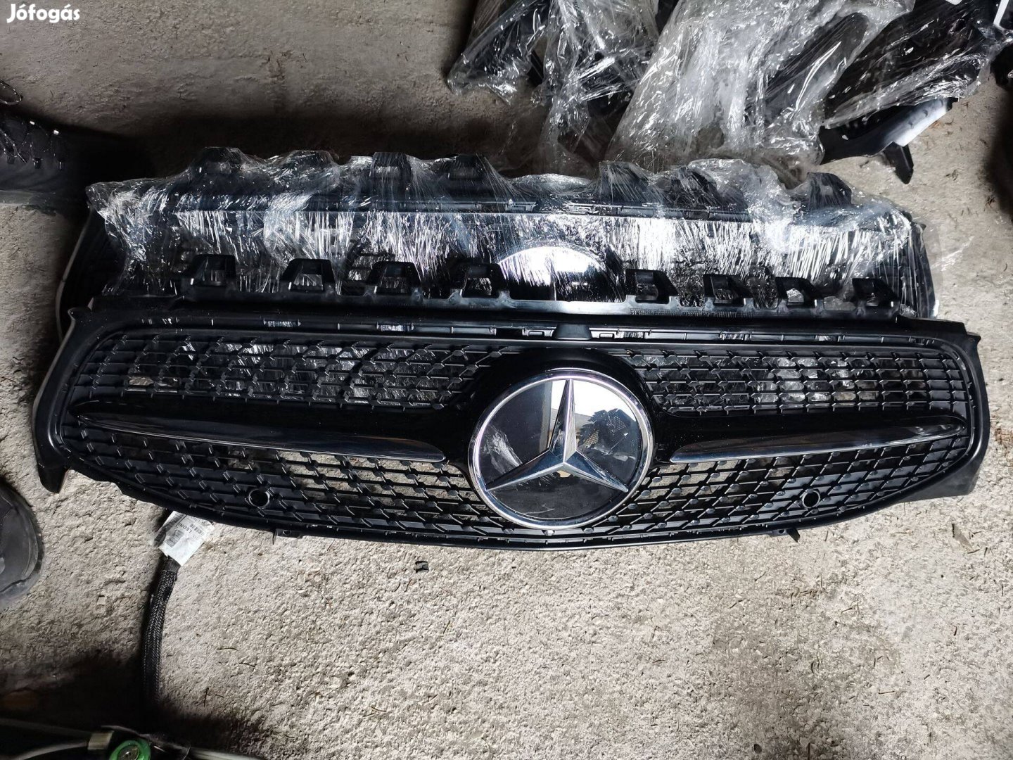 R0302 A1188880000 Mercedes W118 CLA Új Rács Hűtőrács Fekete-Króm betét