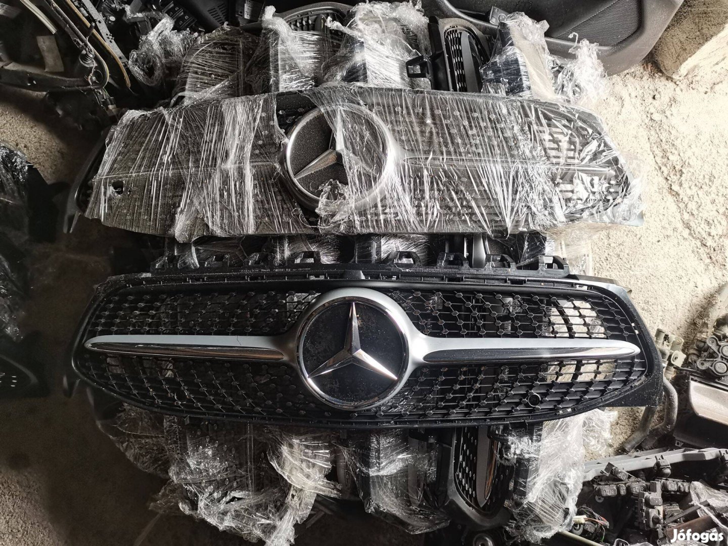 R0302 A1188880000 Mercedes W118 CLA Új Rács Hűtőrács Szürke-Króm betét