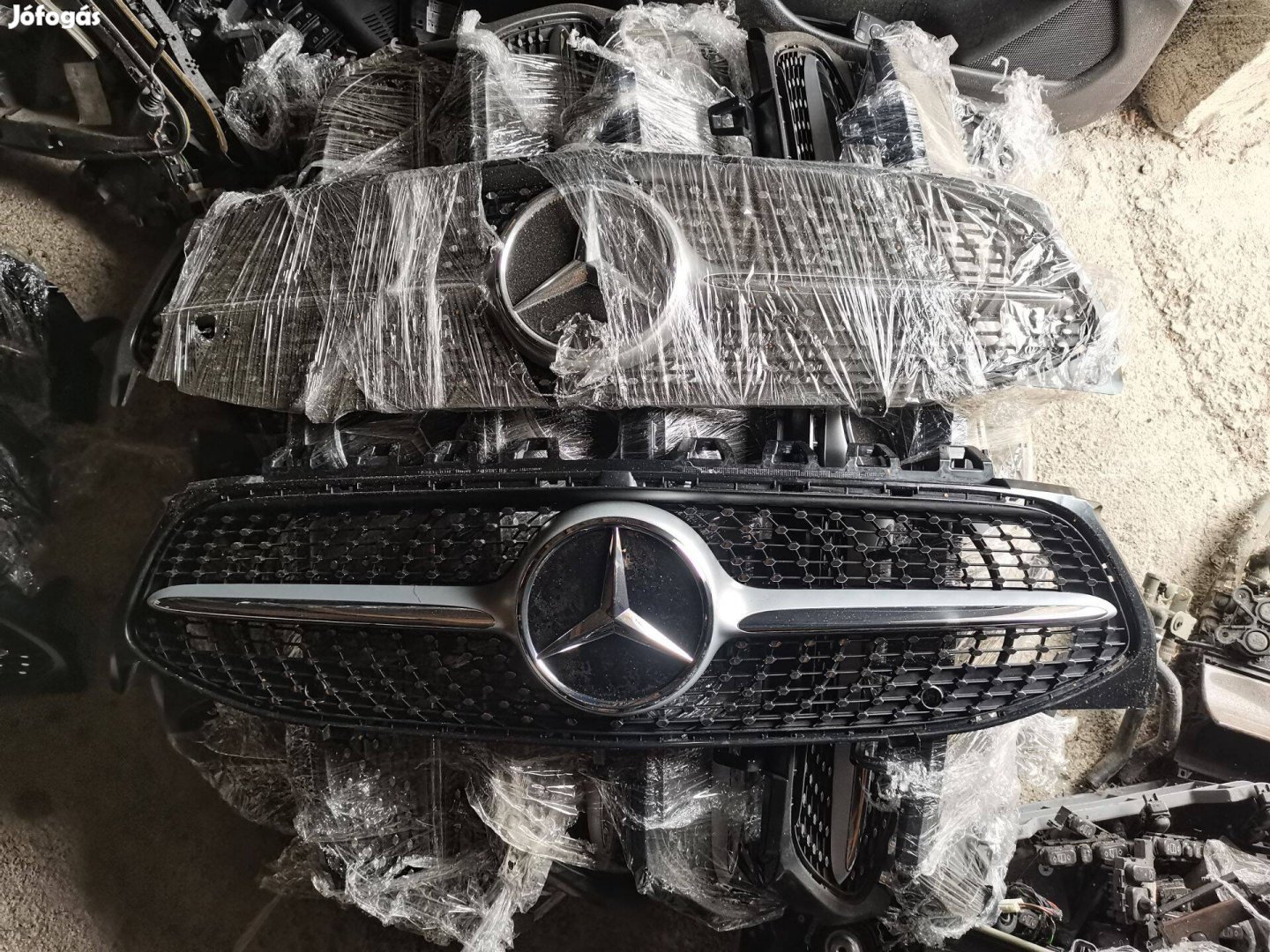 R0302 A1188880000 Mercedes W118 CLA Új Rács Hűtőrács Szürke-Króm betét